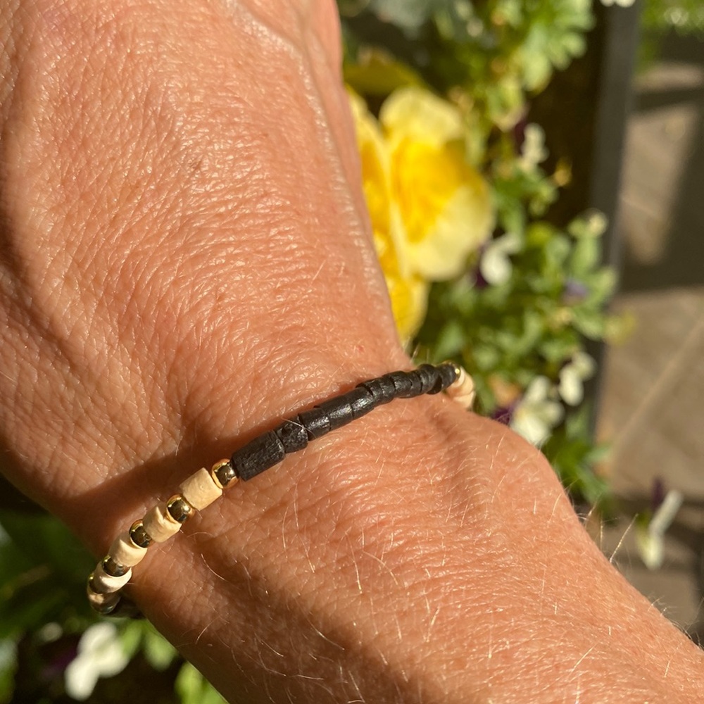 Black, cream & gold beaded bracelet